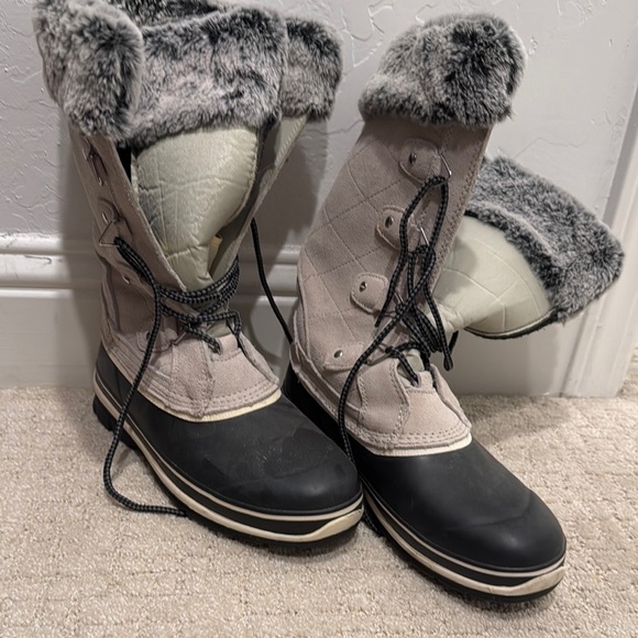 Khombu Shoes - Women's Fur-Lined Winter Boots - Black and Grey